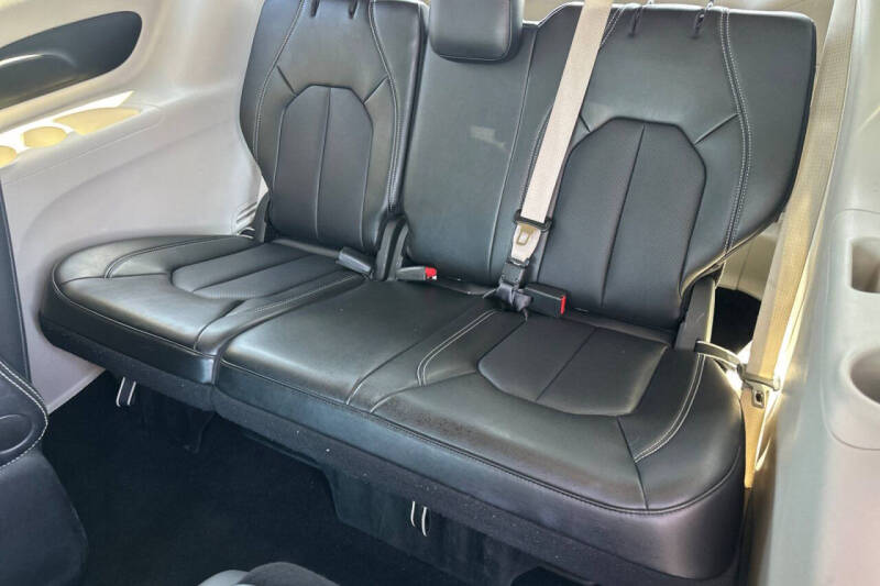 2024 Chrysler Pacifica Plug-In Hybrid Select