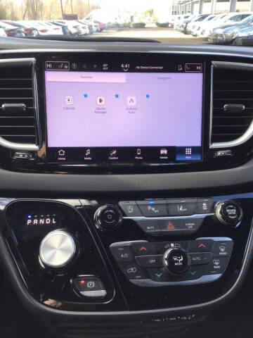 2025 Chrysler Pacifica Select
