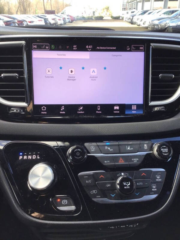 2025 Chrysler Pacifica Select