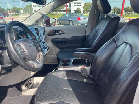2017 Chrysler Pacifica Touring-L Plus
