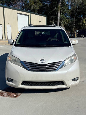 2017 Toyota Sienna XLE 7-Passenger Auto Access Seat