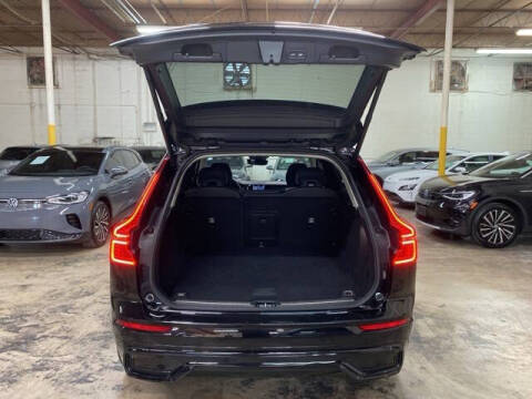 2025 Volvo XC60 B5 Plus Dark Theme