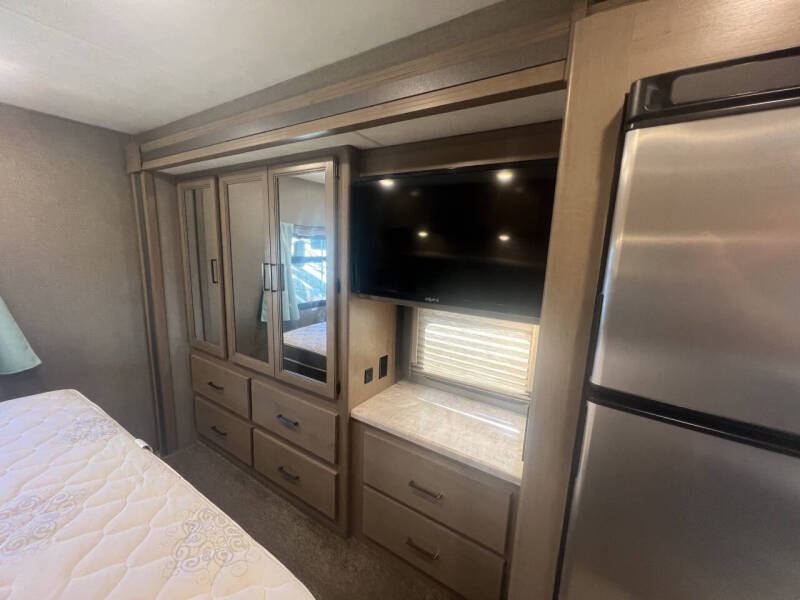 2021 Thor Motor Coach Hurricane