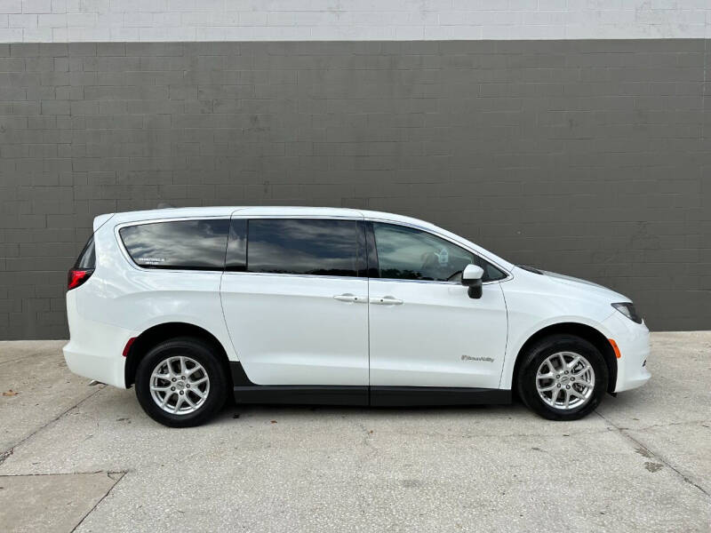 2022 Chrysler Voyager LX