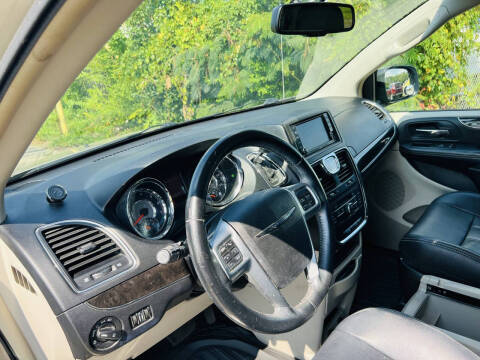 2012 Chrysler Town and Country Touring