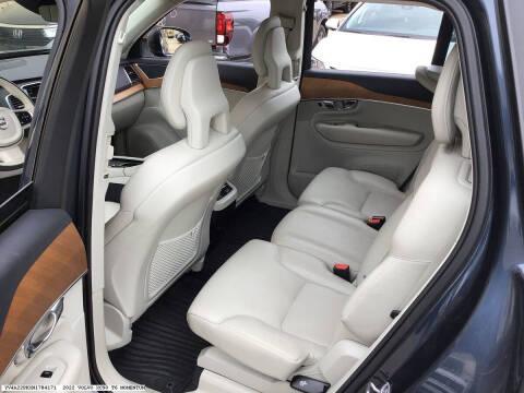 2022 Volvo XC90 T6 Momentum 7-Passenger