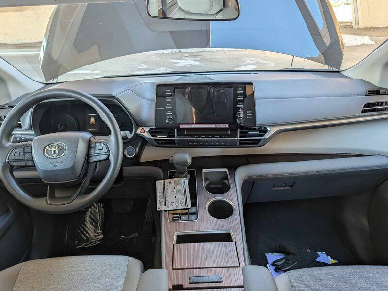 2025 Toyota Sienna LE 8-Passenger