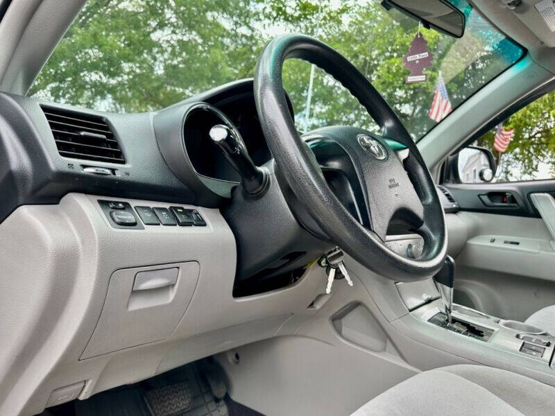2012 Toyota Highlander  - $17,995