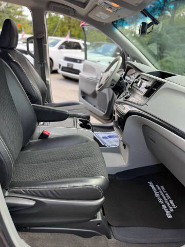 2013 Toyota Sienna SE 8-Passenger