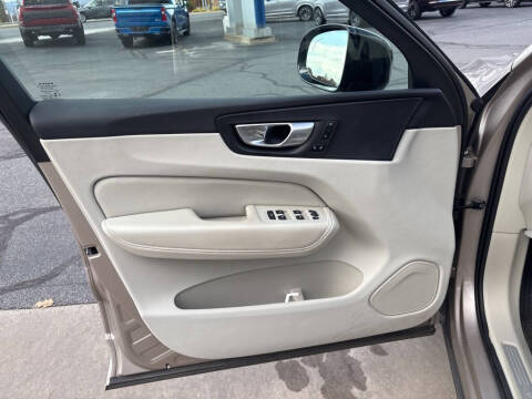 2024 Volvo XC60 B5 Core Dark Theme