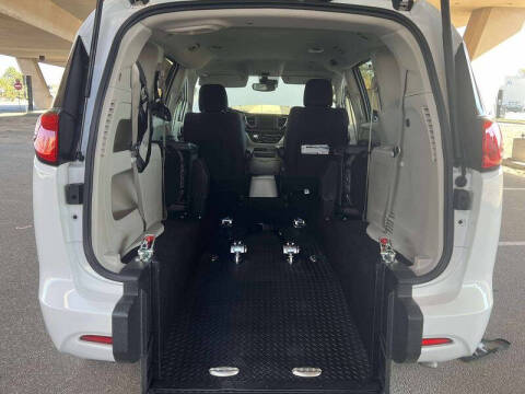 2024 Chrysler Voyager LX