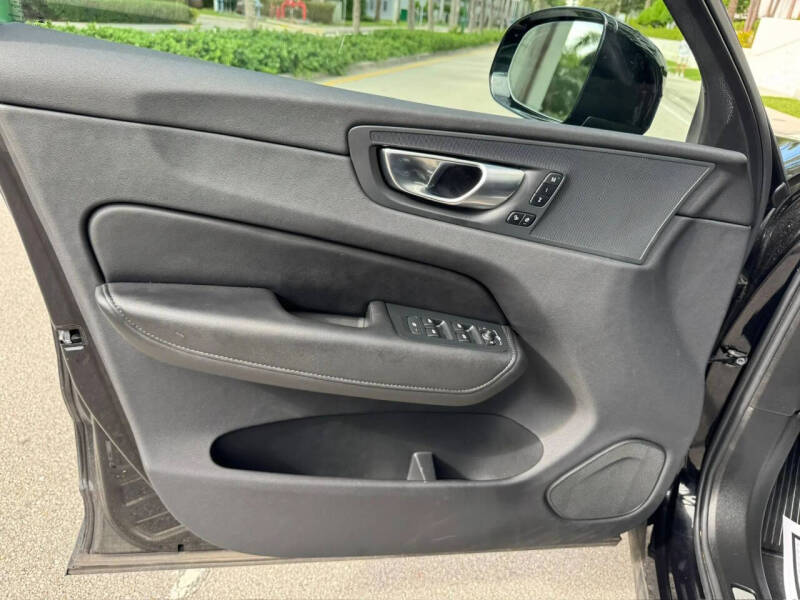 2025 Volvo XC60 B5 Core Dark Theme