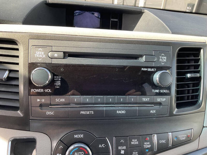 2014 Toyota Sienna SE 8-Passenger