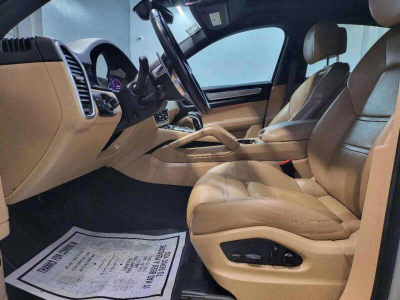 2023 Porsche Cayenne Coupe Platinum Edition