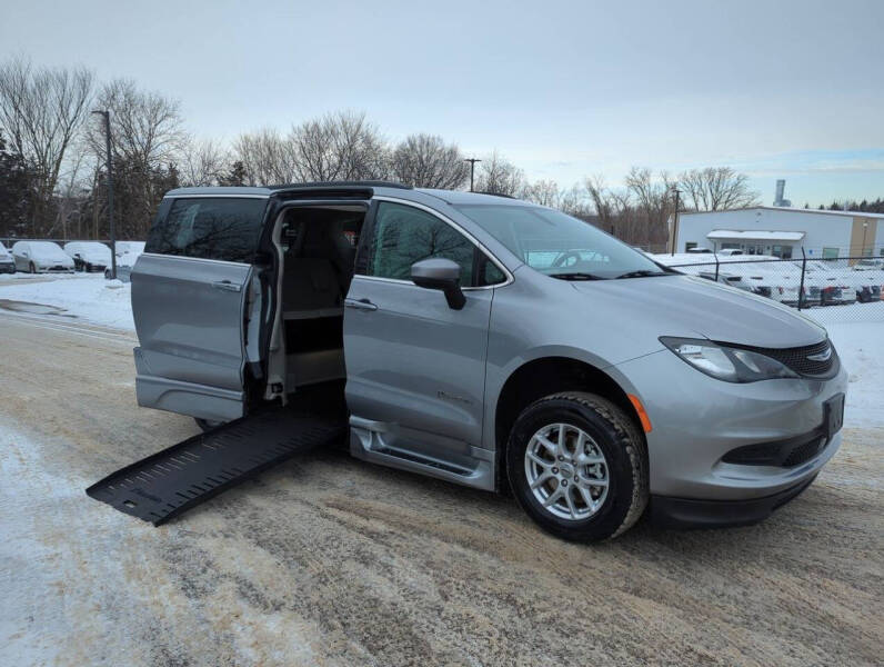 2021 Chrysler Voyager's photo