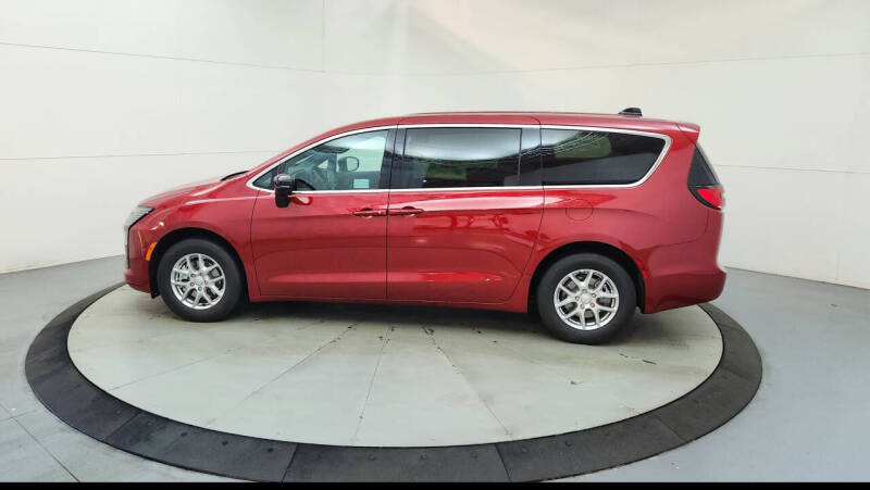 2027 Chrysler Pacifica Select