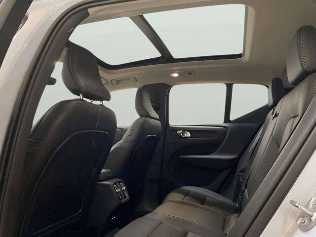 2025 Volvo XC40 B5 Core Bright Theme