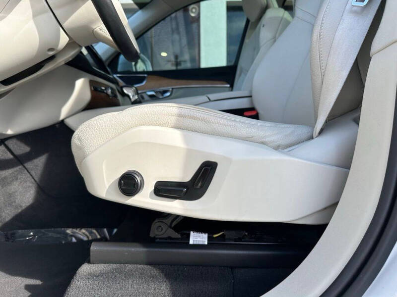 2022 Volvo XC90 T6 Momentum 7-Passenger