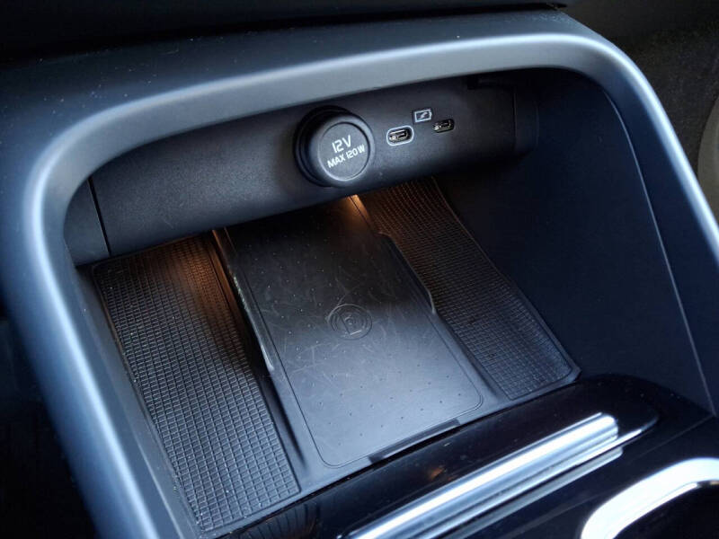 2023 Volvo XC40 B5 Plus Dark Theme