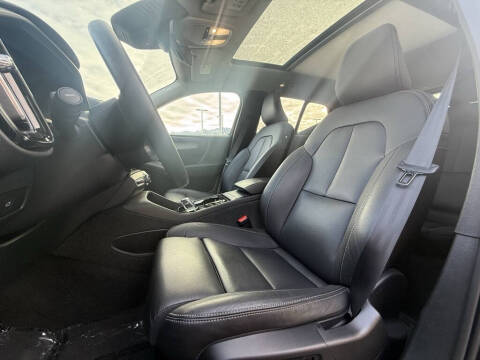 2025 Volvo XC40 B5 Plus Bright Theme