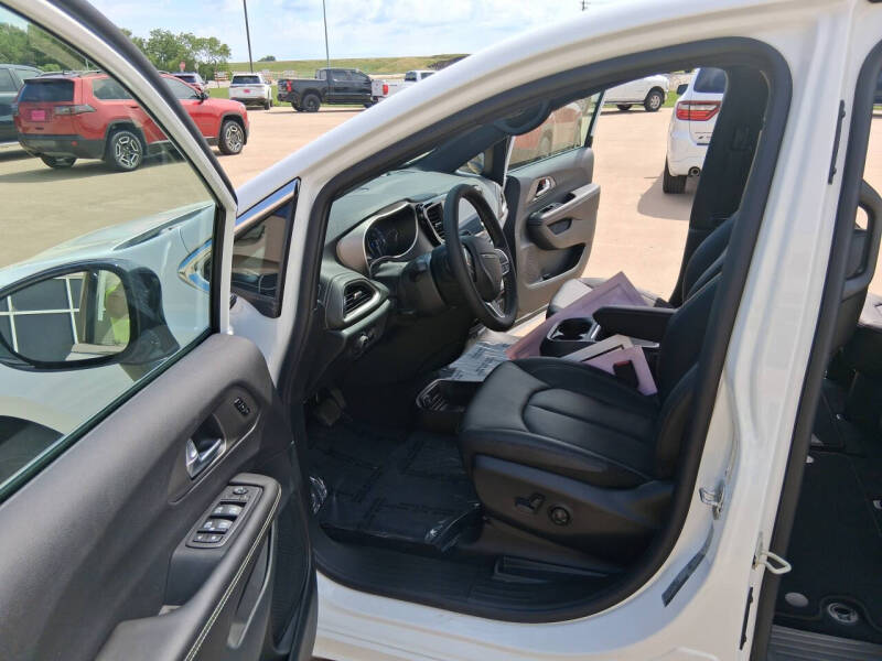 2027 Chrysler Pacifica Select