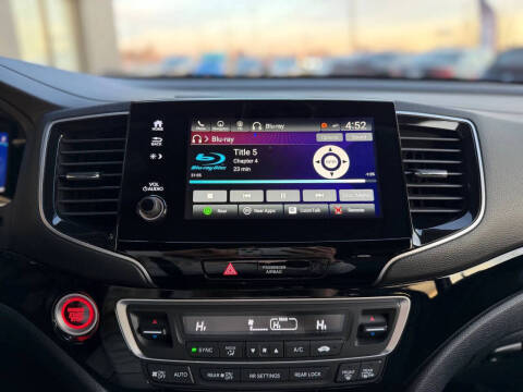 2021 Honda Pilot Touring w/Rear Captain's Chairs