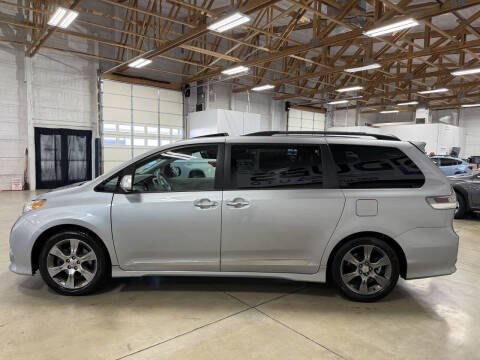 2013 Toyota Sienna SE 8-Passenger