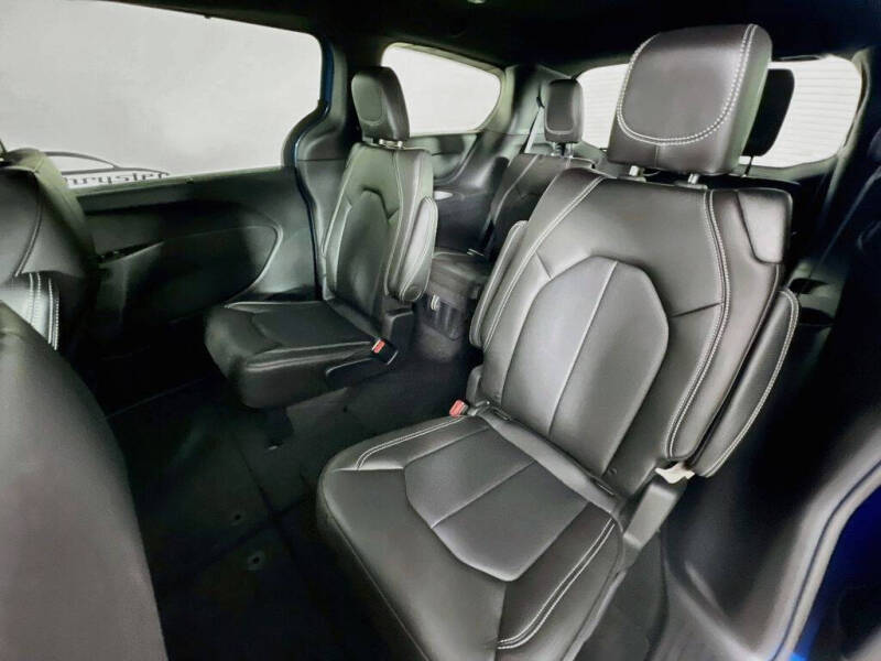 2027 Chrysler Pacifica Select
