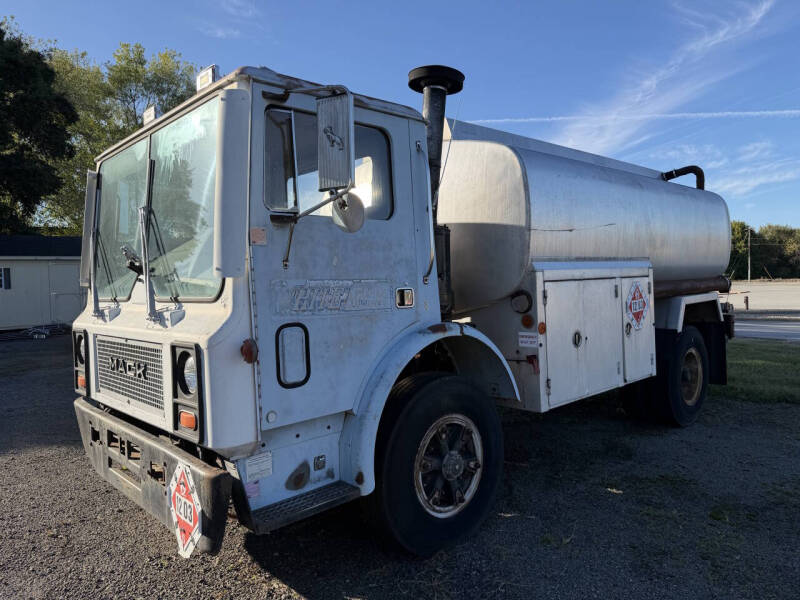 1981 Mack MC606P