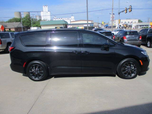 2021 Chrysler Pacifica Touring's photo