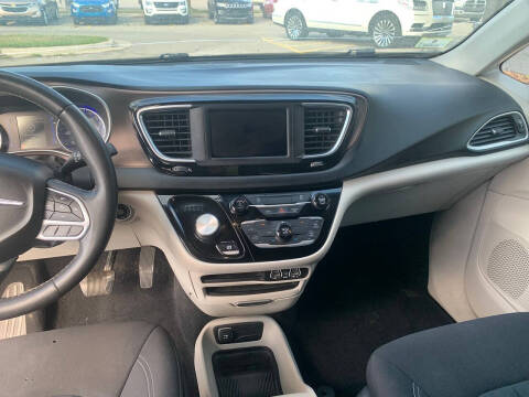 2022 Chrysler Voyager LX