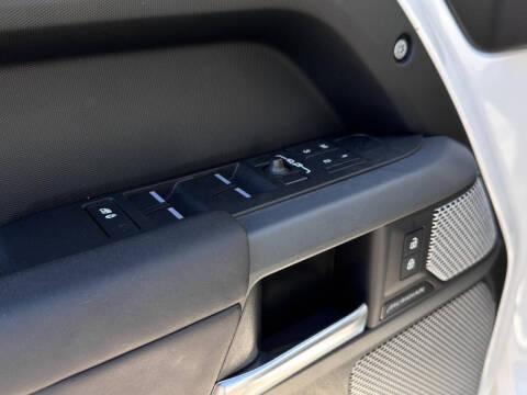 2024 Land Rover Defender 130 P400 X-Dynamic SE