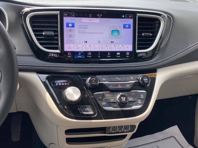 2024 Chrysler Pacifica Plug-In Hybrid Select