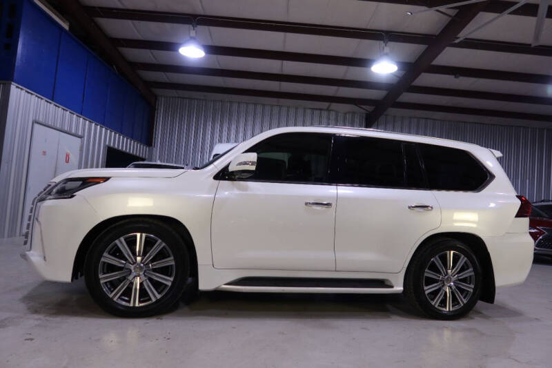 2017 Lexus LX 570's photo