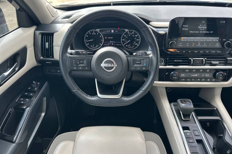 2022 Nissan Pathfinder SL