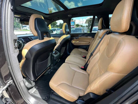 2016 Volvo XC90 T6 Momentum