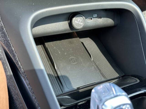 2025 Volvo XC40 B5 Ultra Bright Theme