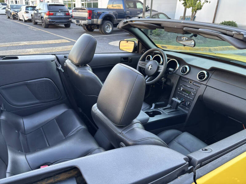 2005 Ford Mustang V6 Deluxe