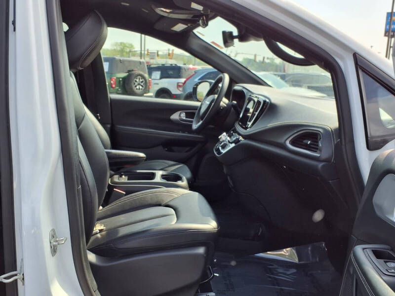 2024 Chrysler Pacifica Plug-In Hybrid Select