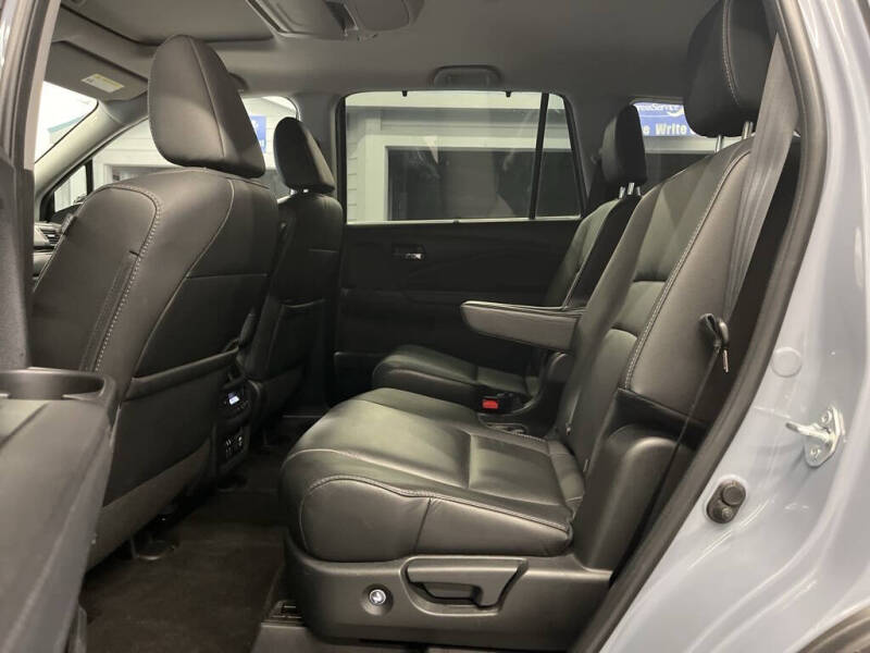 2022 Honda Pilot Touring w/Rear Captain's Chairs