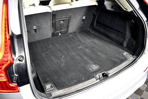 2022 Volvo XC60 B5 Momentum