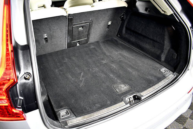 2022 Volvo XC60 B5 Momentum