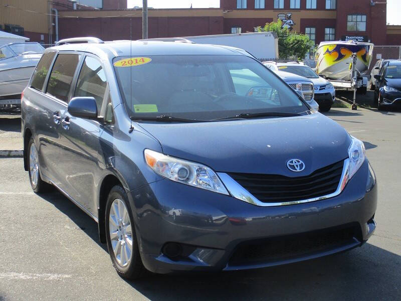 2014 Toyota Sienna LE 7-Passenger