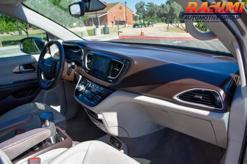 2017 Chrysler Pacifica Touring-L