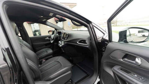2025 Chrysler Pacifica Select