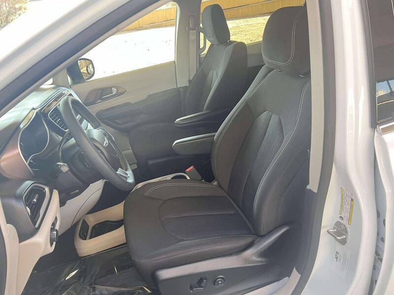 2024 Chrysler Voyager LX