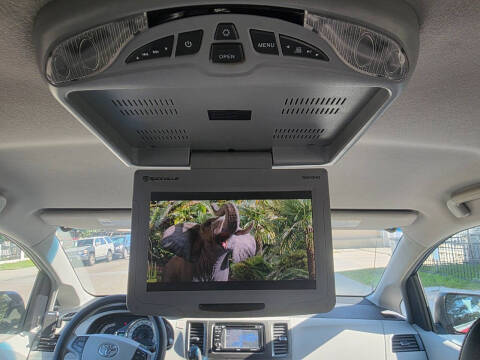 2013 Toyota Sienna SE 8-Passenger