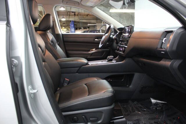 2024 Nissan Pathfinder SL