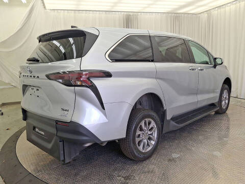 2024 Toyota Sienna LE 8-Passenger