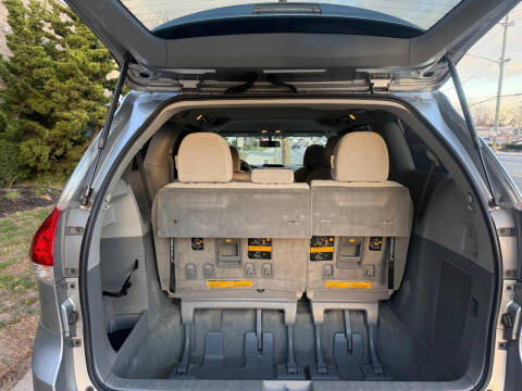 2014 Toyota Sienna LE 8-Passenger